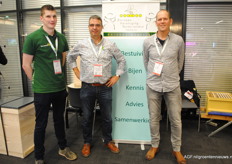 The BVNI is the professional association of Dutch Beekeepers in fruit growing. In the photo beekeepers Mario Coremans from Imkerij Coremans in Ettenleur, Robert Schuurmans from Imkerij Ecopoll in Geffen and Robert Cox from Imkerij Cox in Castenray, who all shared their knowledge on the Strawberry Day.